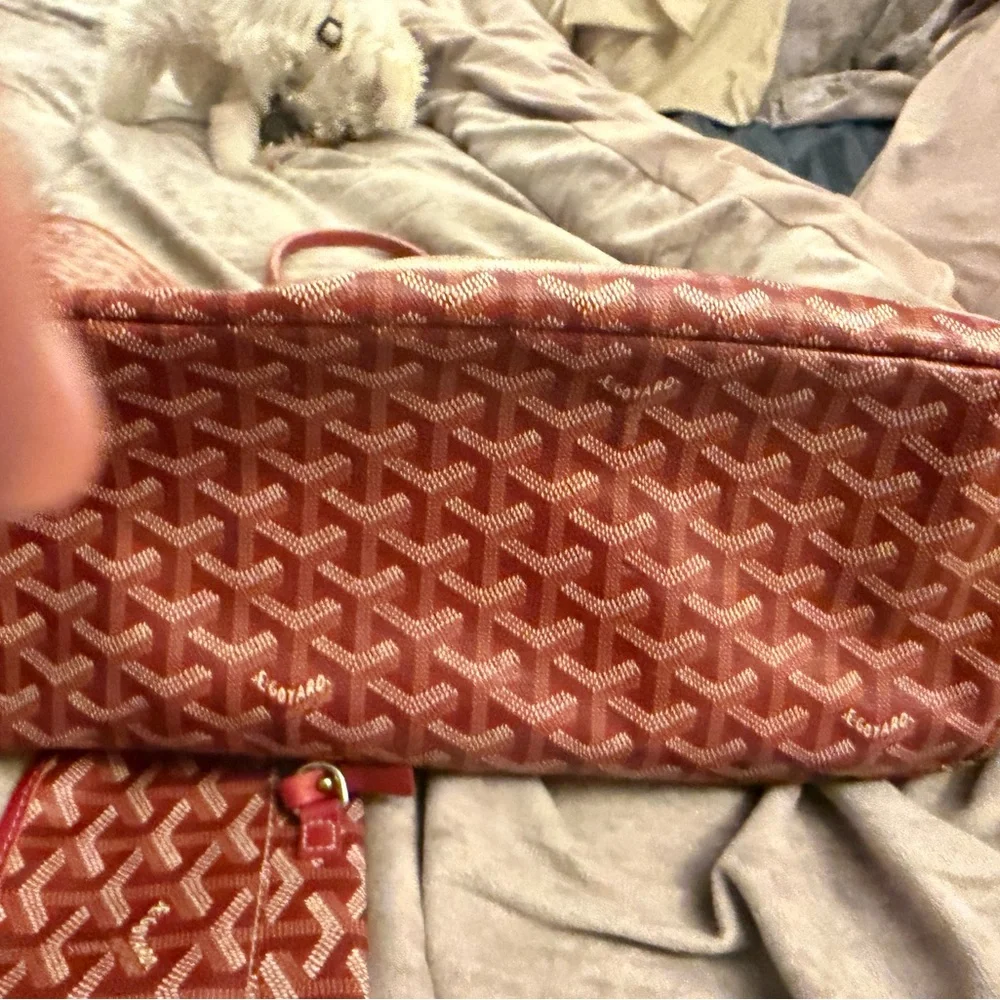 Red Designer-Pattern Tote with Matching Pouch - Picture 2 of 9